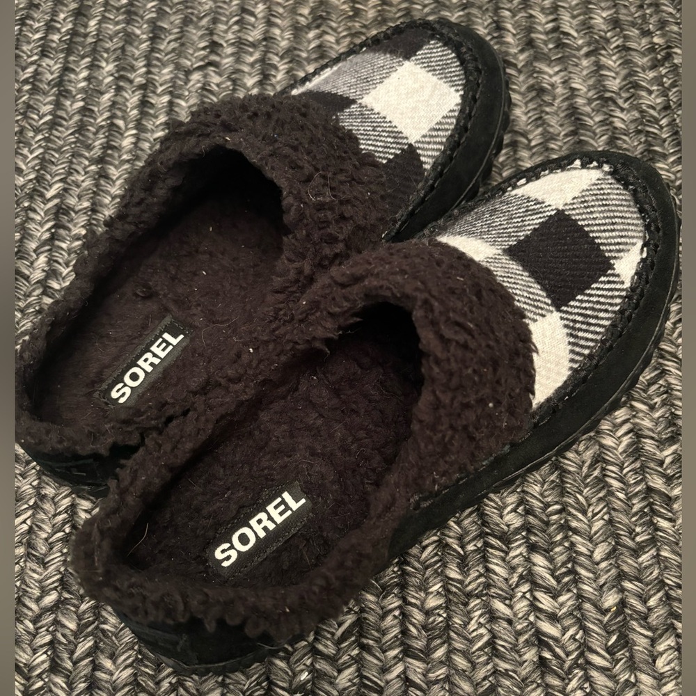 Women’s sorel Sherpa slip on checkered shoes NWOT